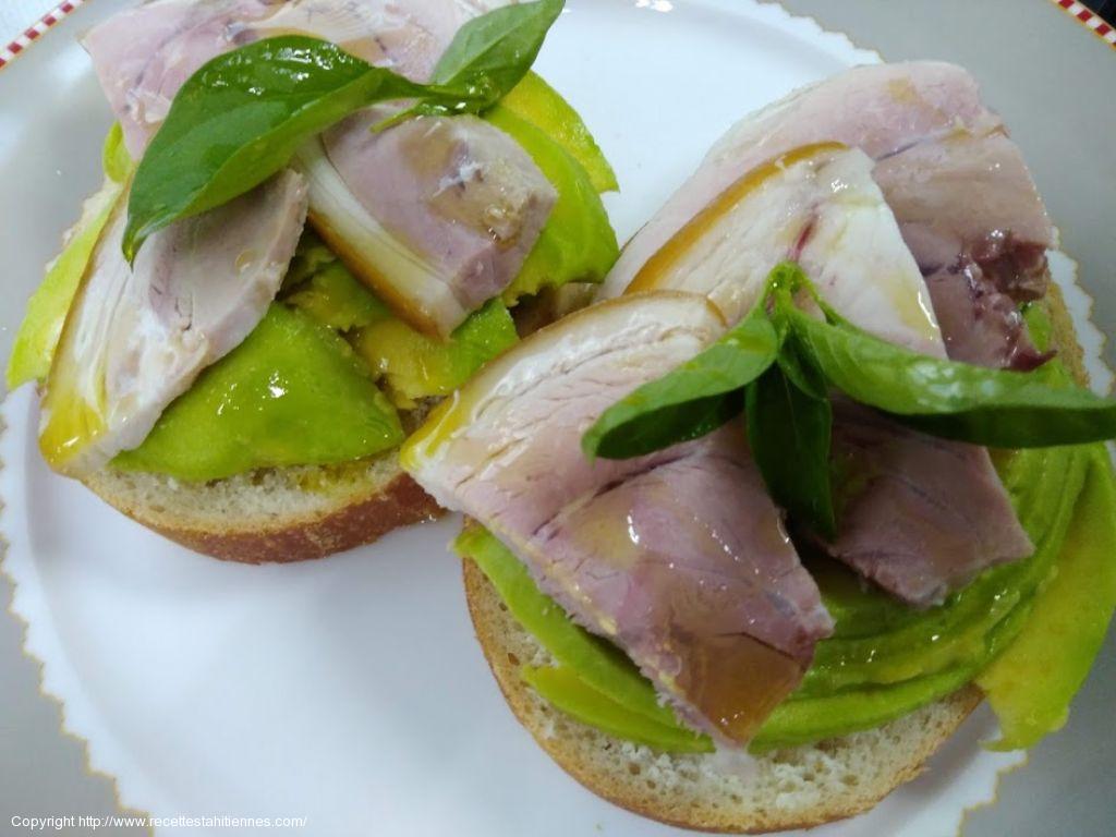 Sandwich au jambon, fromage blanc et avocat 