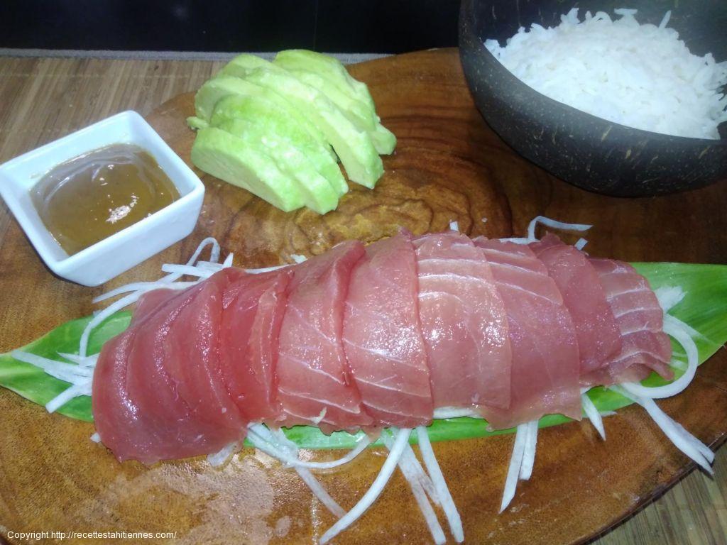 Sashimi de thon rouge avec du navet et de l'avocat