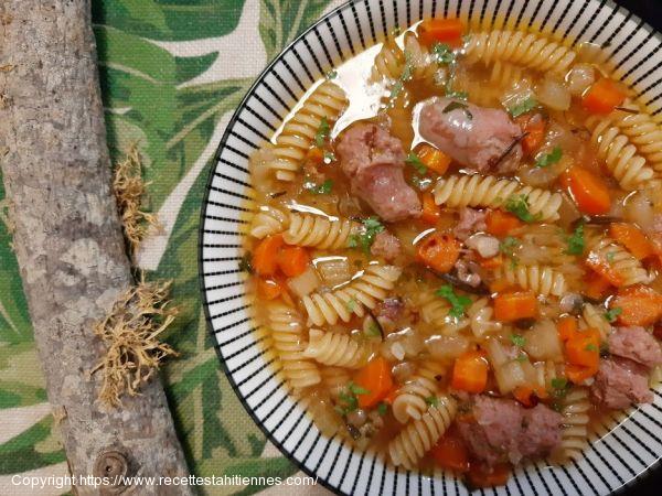 soupe de pâtes-légumes et saucisses de toulouse